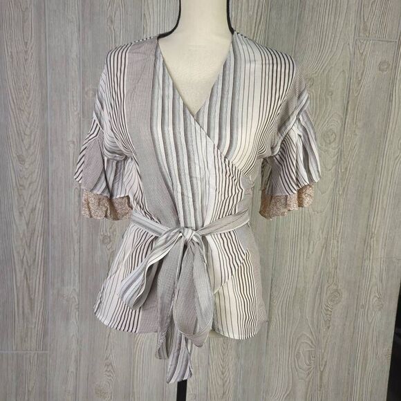 Mystree Womens Medium Wrap Top Gray White Stripe Short Sleeves Tie Front NWT - Picture 1 of 10